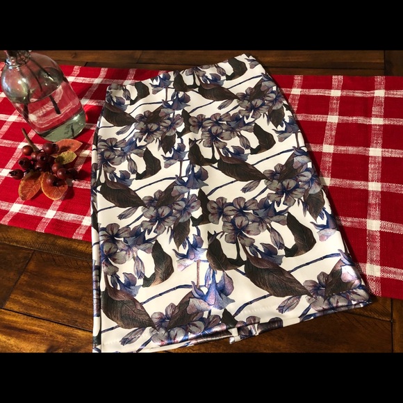 Beautiful floral pencil skirt - Picture 1 of 6